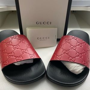 Hibiscus red Gucci Signature leather
